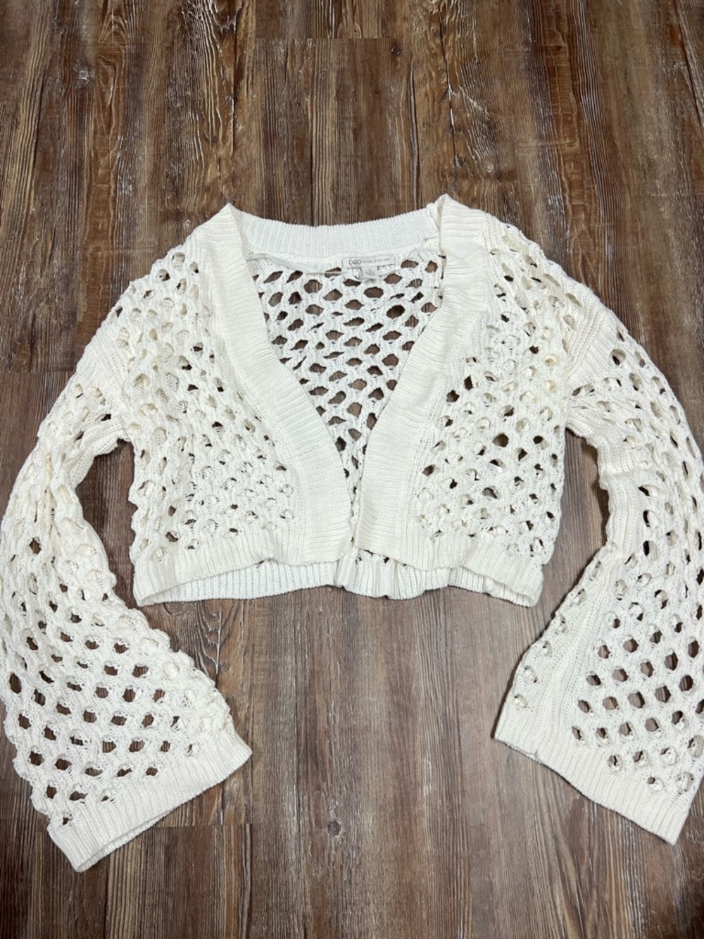 Y2k Cropped white knit cardigan with bell sleeves and open front. Size: S